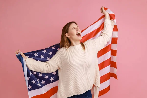 Portret Podekscytowanej Niezwykle Szczęśliwej Blondynki Ukrywającej Ogromną Amerykańską Flagę Cieszącej — Zdjęcie stockowe