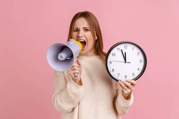 Retrato Una Joven Rubia Adulta Gritando Megáfono Mirando Cámara Sosteniendo — Foto de Stock