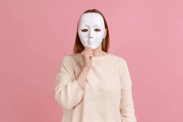 Πορτρέτο Άγνωστης Ανώνυμης Γυναίκας Που Καλύπτει Πρόσωπό Της Λευκή Μάσκα — Φωτογραφία Αρχείου