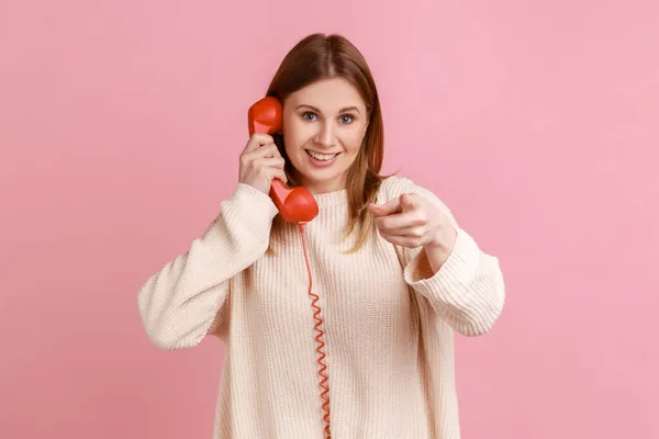 Позвони Счастливая Блондинка Разговаривающая Красном Телефоне Поддерживающая Приятную Беседу Смотрящая — стоковое фото
