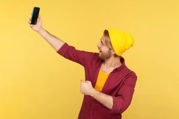 Bereli Şapkalı Damalı Gömlekli Hippi Sakallı Adamın Portresi Video Görüşmesinde — Stok fotoğraf