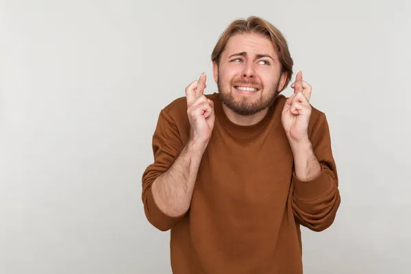 Porträt Eines Lustigen Hoffnungsträgers Mit Bart Der Sweatshirt Trägt Dem — Stockfoto