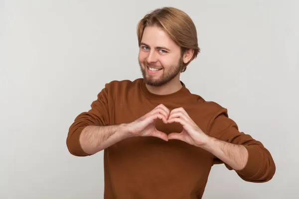 Retrato Hombre Feliz Atractivo Con Barba Usando Sudadera Pie Con — Foto de Stock