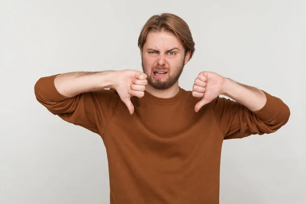 Portret Mężczyzny Brodą Bluzie Opuszczonymi Kciukami Wyrażającego Dezaprobatę Krytykującego Nie — Zdjęcie stockowe