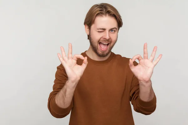 Retrato Homem Com Barba Vestindo Camisola Mostrando Gesto Com Dedos — Fotografia de Stock