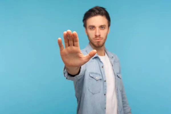 Retrato Hombre Enojado Agresivo Con Camisa Mezclilla Pie Con Mano — Foto de Stock