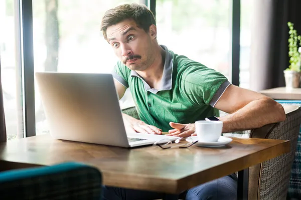 Portrait Businessman Wearing Green Shirt Looking Terrified Laptop Screen Talking — Stock Photo, Image