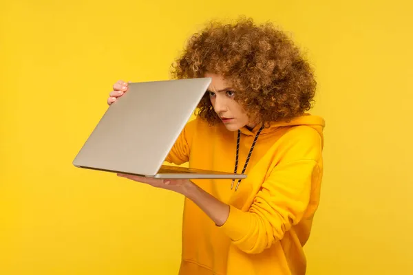 Nieuwsgierige Vrouw Met Afro Kapsel Gluren Half Geopende Laptop Uiten — Stockfoto