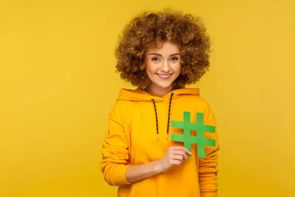 Yeşil Hashtag Sembolü Taşıyan Mutlu Güzel Bir Kadın Sosyal Ağda — Stok fotoğraf