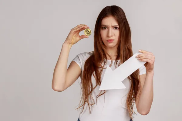 Retrato Mujer Infeliz Sosteniendo Bitcoin Oro Flecha Papel Blanco Apunta — Foto de Stock