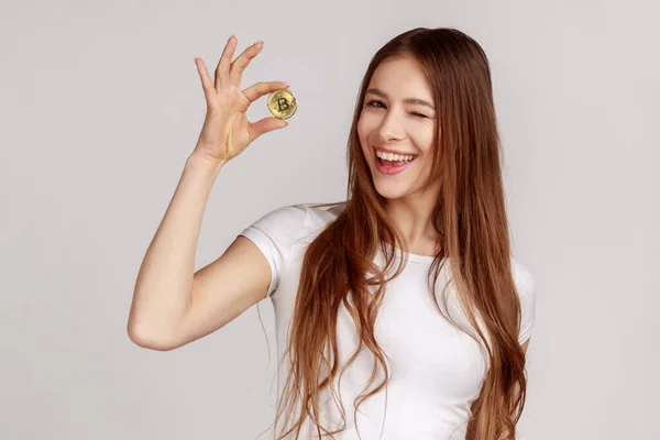 Portrét Krásné Ženy Držící Zlatý Bitcoin Ukazující Mince Mrkající Kameru — Stock fotografie