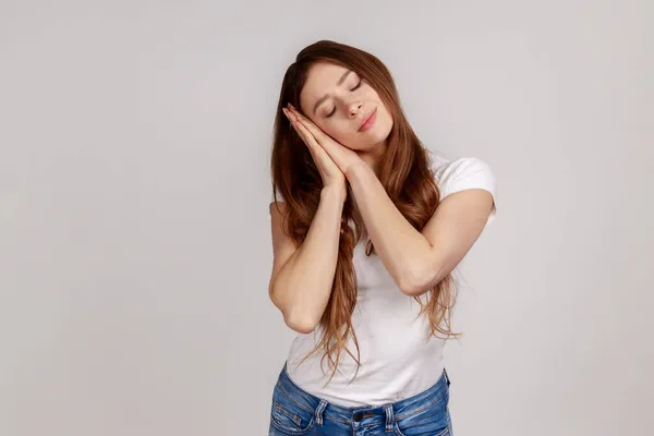 Porträt Einer Schönen Frau Die Schlafend Auf Ihren Handflächen Liegt — Stockfoto