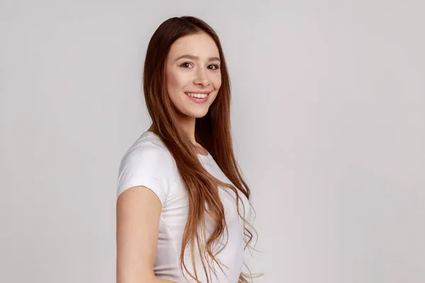 Retrato Vista Lateral Una Hermosa Mujer Con Una Sonrisa Encantadora — Foto de Stock