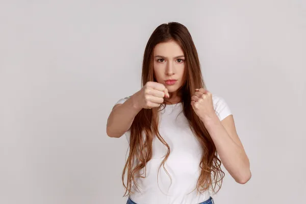 Porträt Einer Aggressiven Frau Die Geballte Fäuste Die Höhe Reckt — Stockfoto