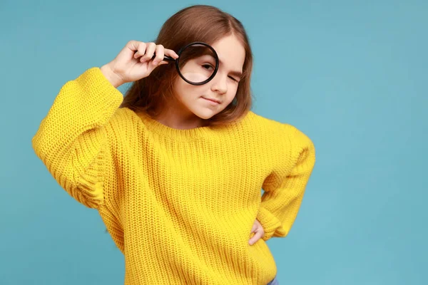 Klein Meisje Staand Vergrootglas Vasthoudend Kijkend Naar Camera Met Een — Stockfoto