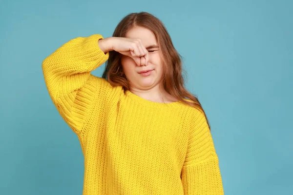 Holčička Zadržuje Dech Štípe Nosu Vyjadřuje Znechucení Páchnoucím Nesnesitelným Pachem — Stock fotografie