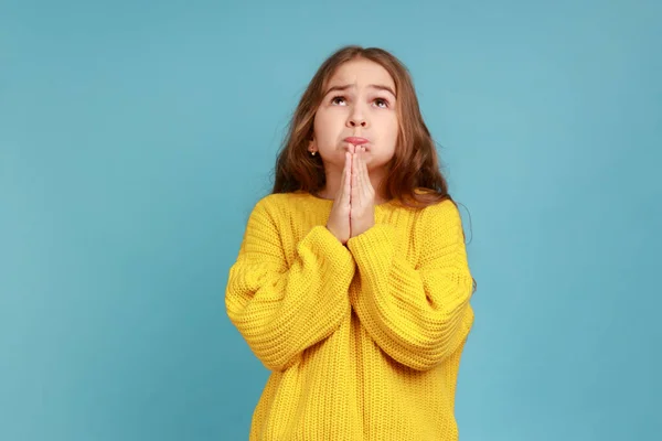 Porträt Eines Kleinen Mädchens Das Mit Flehenden Augen Gott Betet — Stockfoto