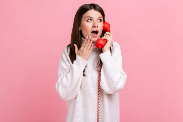 Retrato Mujer Sorprendida Hablando Teléfono Retro Rojo Noticias Choque Auditivo — Foto de Stock