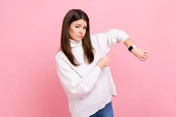 Retrato Mulher Impaciente Apontando Relógio Pulso Olhando Descontente Mostrando Relógio — Fotografia de Stock