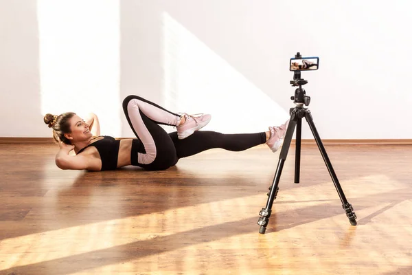 여성은 크로스 스포츠 Vlog 튜토리얼 비디오 스포츠 스타킹을 착용하는 기술을 — 스톡 사진