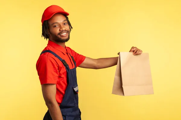 Zijaanzicht Portret Van Gelukkige Professionele Koerier Dragen Overalls Geven Boodschappen — Stockfoto