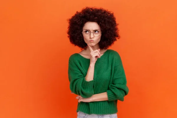 Pensiv Kvinna Med Afro Frisyr Bär Grön Casual Stil Tröja — Stockfoto