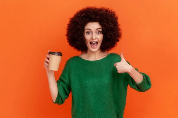 Aufgeregte Frau Mit Afro Frisur Grünem Pullover Mit Coffee Und — Stockfoto