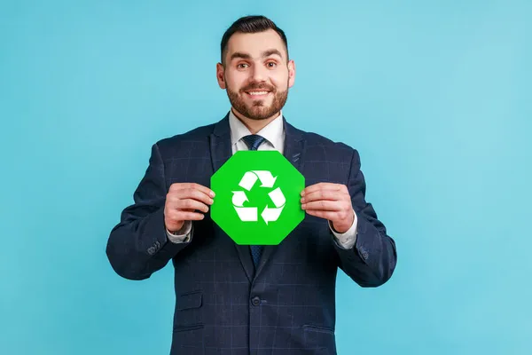 Pozitivní Vousatý Muž Oficiálním Obleku Zelenou Recyklační Značkou Ruce Usmívající — Stock fotografie