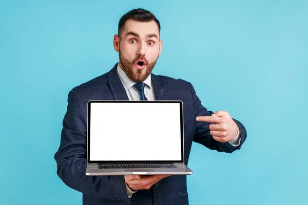 Portret Van Een Opgewonden Man Met Baard Pak Wijzend Met — Stockfoto