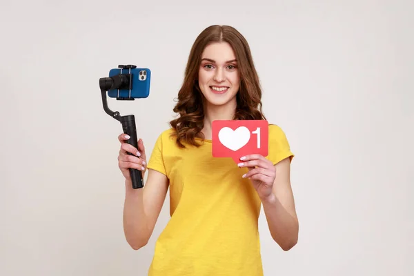 Smilende Tenåringsjente Skyter Seg Selv Elektronisk Stabilisator Videoopptak Telefonen Som – stockfoto
