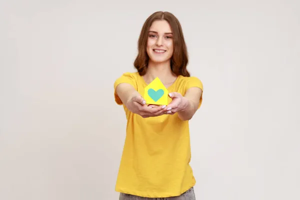 Sorrindo Menina Adolescente Confiante Amarelo Casual Estilo Shirt Segurando Casa — Fotografia de Stock