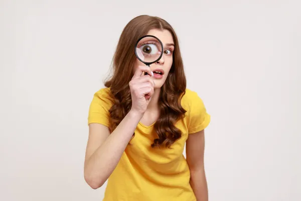 Retrato Engraçado Jovem Fêmea Amarelo Casual Shirt Segurando Lupa Olhando — Fotografia de Stock
