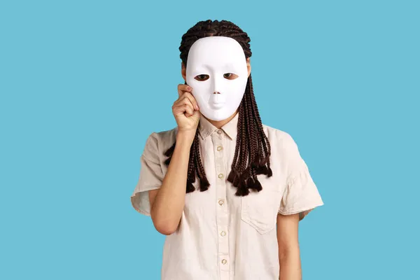 Портрет Анонімної Жінки Чорними Дредлоками Ховає Обличчя Білим Туманом Хоче — стокове фото