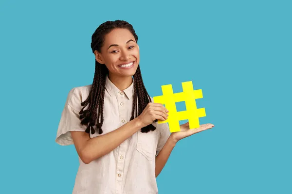 Retrato Mujer Feliz Con Rastas Negras Que Muestran Hashtag Amarillo —  Fotos de Stock