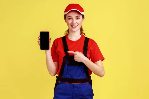 Portret Kobiety Pracującej Telefonem Komórkowym Ręku Pustym Wyświetlaczem Reklamy Kombinezonach — Zdjęcie stockowe