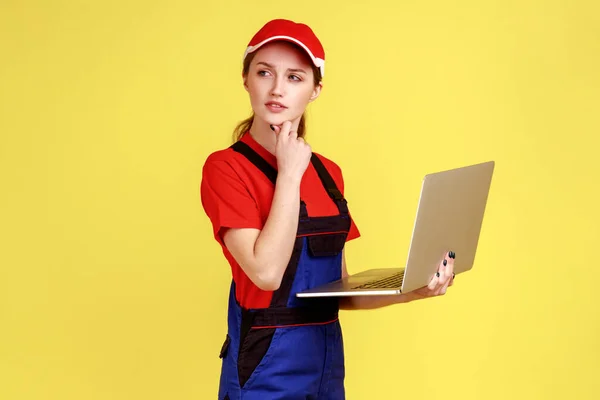 Voller Länge Nachdenkliche Unsichere Arbeiterin Mit Laptop Grübelnder Entscheidung Online — Stockfoto