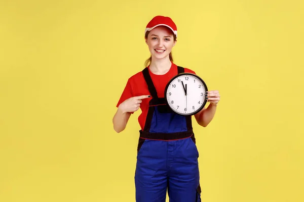 Smiling Satisfied Woman Worker Standing Pointing Big Wall Clock Her — Stock Photo, Image