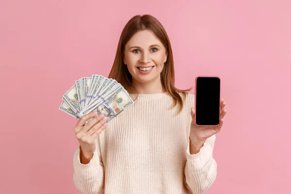 Portrett Positiv Fornøyd Blond Kvinne Som Holder Dollarsedler Mobiltelefon Med – stockfoto