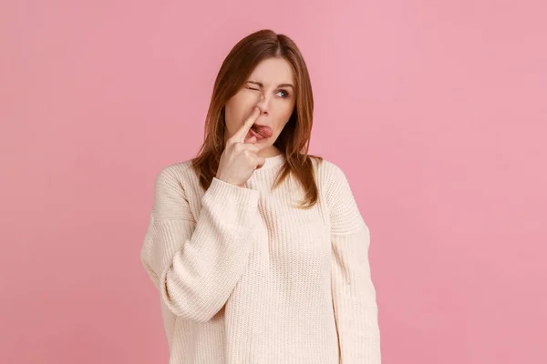 Retrato Una Mujer Rubia Sacando Lengua Mientras Rasca Nariz Mirando — Foto de Stock