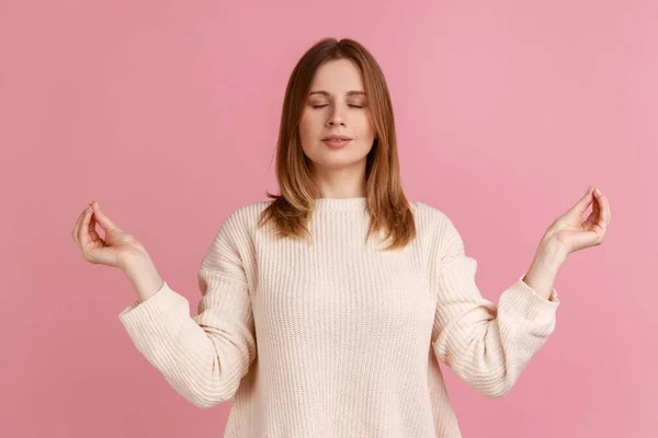 Retrato Mujer Rubia Cerrando Los Ojos Sosteniendo Las Manos Gesto — Foto de Stock