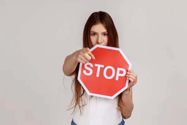 Mujer Seria Sosteniendo Una Gran Señal Roja Stop Señalándote Con — Foto de Stock