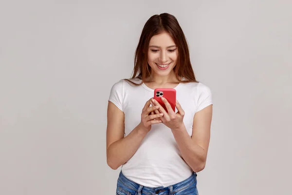 Gelukkige Vrouw Met Behulp Van Mobiele Telefoon Vrolijk Glimlachen Typen — Stockfoto