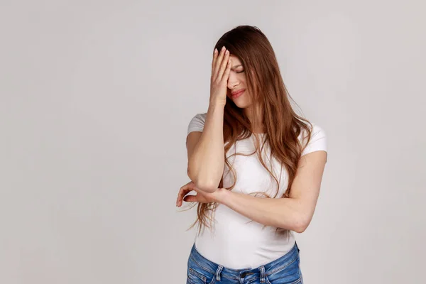 Porträt Einer Vergesslichen Frau Mit Dunklen Haaren Die Die Hand — Stockfoto