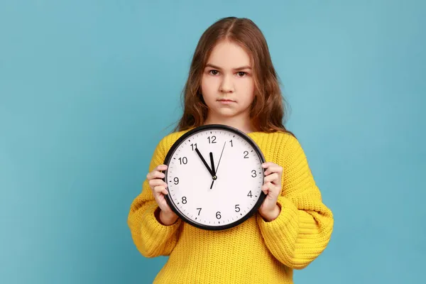 Retrato Niña Sosteniendo Gran Reloj Pared Las Manos Mirando Cámara — Foto de Stock