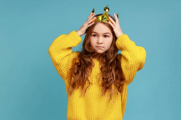 Retrato Pequeña Princesa Pie Llevar Corona Diadema Oro Con Sonrisa — Foto de Stock