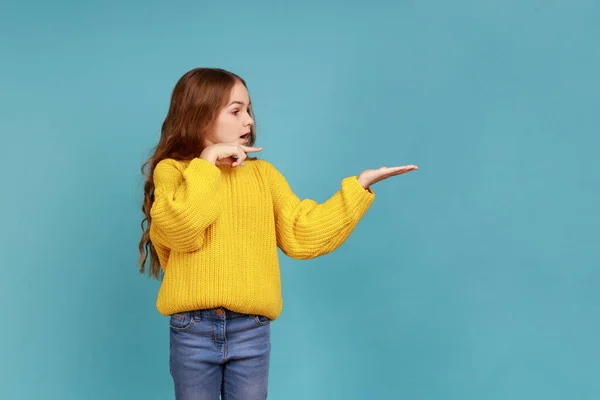 Portrait Eines Kleinen Mädchens Das Freien Raum Präsentiert Zeigt Beiseite — Stockfoto