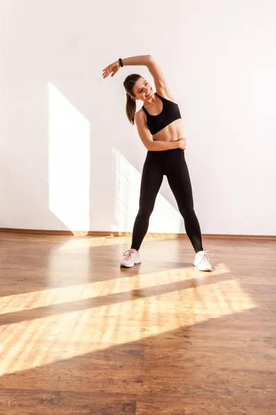 Smal Kvinnlig Lyfta Handen Böja Sig Sidan Gör Stretching Muskelträning — Stockfoto