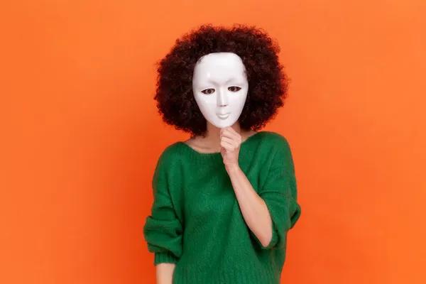 Onbekende Vrouw Met Afro Kapsel Draagt Groene Casual Stijl Trui — Stockfoto
