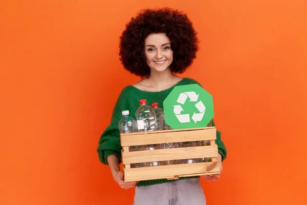 Zufriedene Frau Mit Afro Frisur Grünem Pullover Mit Leerer Plastikflasche — Stockfoto