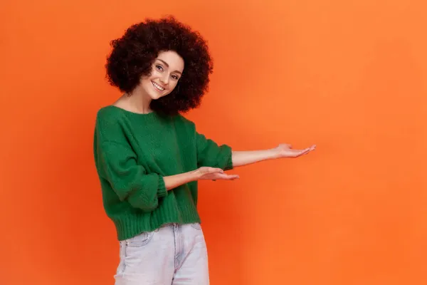 Glad Vänlig Kvinna Med Afro Frisyr Bär Grön Casual Stil — Stockfoto